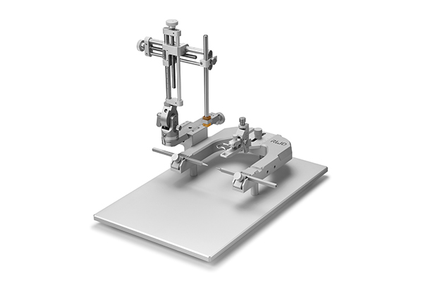 腦立體定位儀是神經解剖、神經生理、神經藥理和神經外科等領域內的重要研究設備，利用顱骨表面的標誌（如前囟點）為基本參考點，腦立體定位儀透過移動三維操作臂來確定動物大腦皮質下某神經結構（核團）的位置，進而完成對神經結構進行定向的注射、刺激、破壞、引導定位等操作，可用於帕金森氏症動物模型建立、癲癇動物模型建立、腦內腫瘤模型建立、學習記憶、腦內神經幹細胞移植、腦缺血等研究。