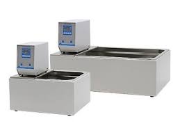 循環式恆溫水浴槽
PID溫度控制，LED數位溫度顯示。
循環式，讓溫度平均更加快速。
放置樣本容易、操作簡單，容量有10公升及20公升兩種。
水槽不鏽鋼材質。
鍍鎳不鏽鋼加熱管，耐腐蝕、壽命長、不易受損。
可接外部循環流通，同時加熱兩個水槽。