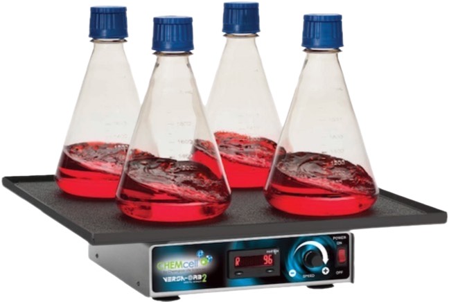 •多用途台式搖床•可容納帶掛鉤和索環的托盤 - 單獨出售•轉速範圍為 10 至 350rpm，配有數字速度顯示•一英寸軌道•
這款多功能搖床底座功能多樣，性能卓越，節省空間，低調設計，是凝膠攪拌、染色、脫色和實驗開發的理想選擇。頂板採用掛鉤式設計，可輕鬆安裝各種托盤，並與市面上同類托盤相容。轉速由帶有便利鎖定環的旋鈕控制，可在 10 至 350 rpm 範圍內調節，並顯示在明亮的數位顯示器上。搖床擁有 1 英吋軌道，最大承重 25 磅。 24V 直流無刷馬達維護成本低，並配有可拆卸電源。托盤及襯墊單獨出售。